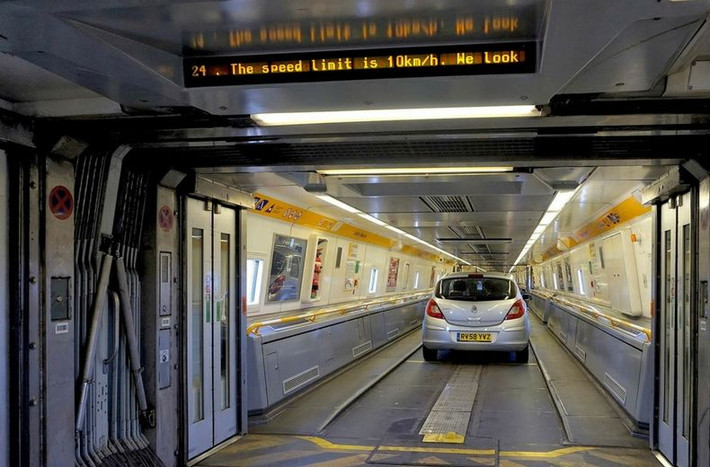 Đường hầm dưới nước: Channel Tunnel có lẽ là một trong những kỳ công kỹ thuật ấn tượng nhất mọi thời đại, đường hầm dưới nước nối giữa Anh và Pháp này dài hơn 48km. Nó được hoàn thành vào năm 1994 với chi phí hơn 20 tỷ USD. Ảnh: IT.