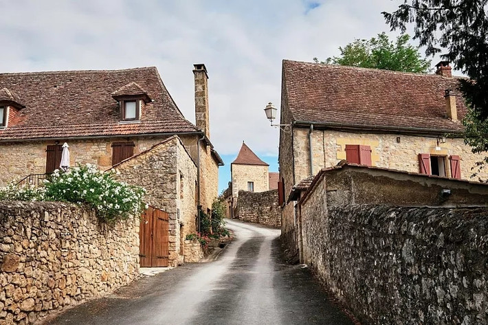 Một lý do khác khiến Rocamadour thu hút nhiều du khách là phong cảnh đẹp. Các công trình cổ được xây dựng trên vách núi nhìn xuống sông Alzou.