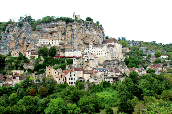 Từ thời Trung cổ, làng Rocamadour đã thu hút những người hành hương từ khắp châu Âu tới đây tham quan các công trình lịch sử và nhà thờ Đức Mẹ Maria.