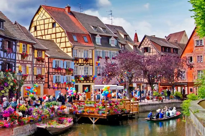 Làng Colmar, Pháp: Chỉ cần đặt chân tới Colmar, chắc hẳn bạn sẽ bị thôi miên bởi vẻ đẹp cuốn hút cứ ngỡ chỉ có ở trên phim. Colmar đẹp nao lòng cả bốn mùa trong năm.