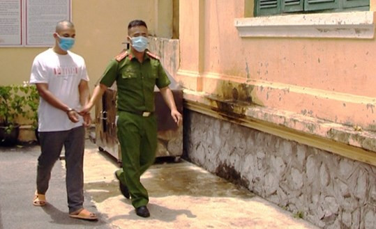 Cơ quan Công an đã triệu tập Nguyễn Tùng Lâm để xác minh làm rõ nội dung sự việc. Tại đây, Lâm khai nhận từ cuối tháng 5/2021, đối tượng này đã đến nhà hoặc ở một địa điểm hẹn trước để lấy mẫu xét nghiệm cho những ai có nhu cầu, sau đó tự làm giả chữ ký của lãnh đạo (bắn chữ ký), đóng dấu cấp giấy xét nghiệm nhằm mục đích thu lời bất chính. Trung bình mỗi trường hợp, Lâm thu từ 200.000 đồng đến 700.000 đồng/người. Bước đầu Nguyễn Tùng Lâm khai nhận đã thực hiện lấy mẫu và cấp giấy cho gần 40 trường hợp, thu lời bất chính gần 10 triệu đồng.