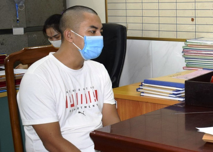 Trước thời điểm ông Phạm Duy Tuyến bị tạm đình chỉ để phục vụ điều tra, ngày 30/6, Cơ quan CSĐT Công an thị xã Quảng Yên, tỉnh Quảng Ninh đã ra quyết định tạm giữ hình sự đối với Nguyễn Tùng Lâm (SN 1988, trú tại số 29/44 Quang Trung, phường Quang Trung, TP Hải Dương, tỉnh Hải Dương), là cán bộ Trung tâm kiểm soát dịch bệnh tỉnh Hải Dương về hành vi “làm giả giấy tờ cơ quan tổ chức”.