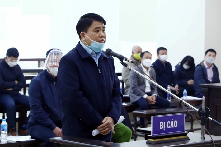 Tại tòa, khi đưa ra quan điểm phản bác lại cáo buộc chỉ đạo miệng yêu cầu Công ty Thoát nước mua chế phẩm Redoxy-3C từ Công ty Arktic, bị cáo Chung tự bào chữa: “Tôi không đồng ý việc viện kiểm sát quy kết tôi chỉ đạo anh Võ Tiến Hùng chỉ bằng một câu nói bâng quơ ở bờ hồ Hoàn Kiếm. Tôi cho là ba lời khai của những người ở bờ hồ là không khách quan và không đầy đủ".