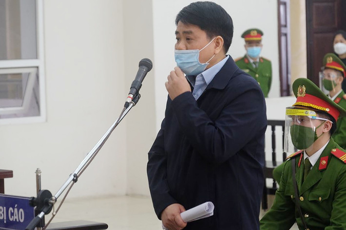 Trước đó, trong suốt 2 ngày diễn ra phiên tòa, bị cáo Nguyễn Đức Chung có nhiều phản ứng và những lời “tận đáy lòng” khiến dư luận chú ý. Tại phiên xét xử, cựu Chủ tịch UBND TP Hà Nội nhiều lần trình bày đi trình bày lại 15 vấn đề mà bị cáo thấy “băn khoăn”, “không đúng” và cho rằng, mình bị kết tội oan. Thời gian bị cáo Nguyễn Đức Chung khai báo và trình bày trước toà có lẽ chiếm đến gần nửa thời gian diễn ra phiên toà, những vấn đề ông Chung trình bày cho thấy, bị cáo không thừa nhận mình phạm tội như cáo trạng nêu và đề nghị HĐXX xem xét cho bị cáo.
