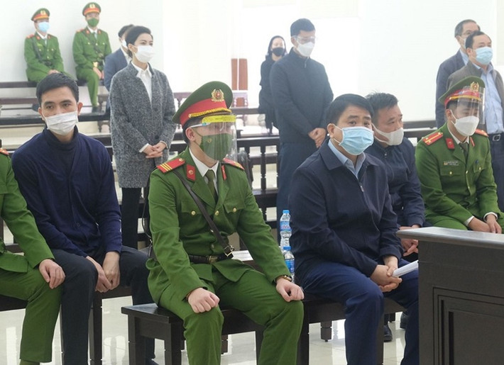Khẳng định không không chỉ đạo gì bị cáo Nguyễn Trường Giang, cựu Giám đốc Công ty TNHH Thương mại Dịch vụ Arktic và Công ty Arktic, ông Chung trình bày: "Tôi hơn anh Giang mười mấy tuổi và tôi cũng là thân phận đi tù nên không bao giờ nói sai. Tôi chưa hề đi ăn cơm với vợ chồng, gia đình Nguyễn Trường Giang cũng như chưa hề đến nhà riêng thăm bố mẹ Giang. Tôi không hề có quan hệ thân thiết và chưa bao giờ đưa Giang đi cùng để có mặt trước các sở, ngành, cơ quan Trung ương. Nếu Giang luôn đi sát bên cạnh hay giới thiệu thì mới tạo tiếng, còn đi với người khác sao tạo tiếng được".