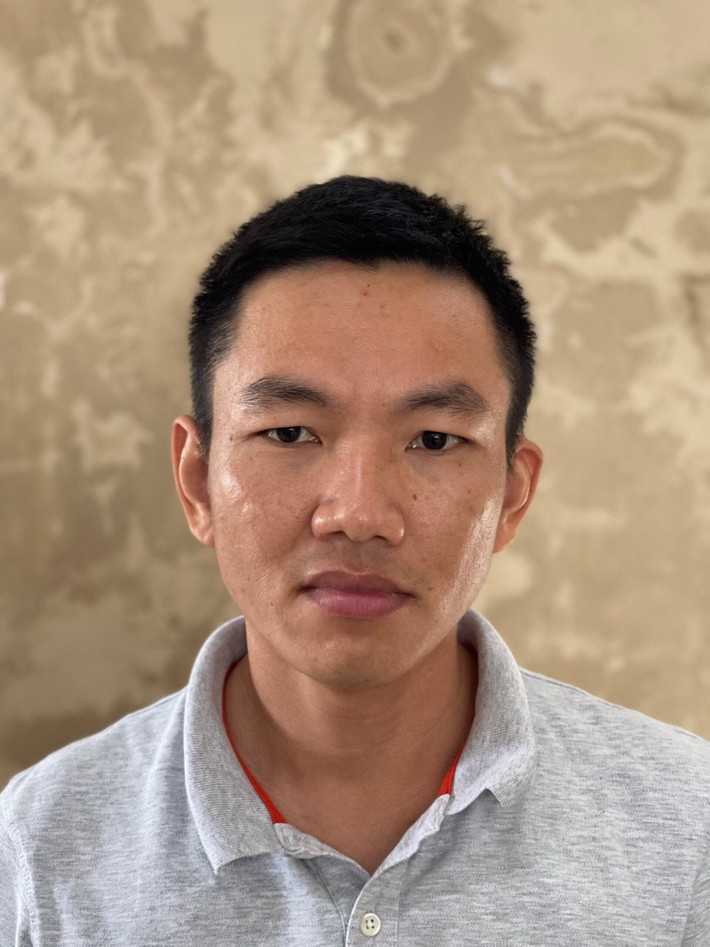 Kết quả điều tra bước đầu, Phan Quốc Việt và các đối tượng là lãnh đạo chủ chốt Công ty Việt Á khai nhận, quá trình kinh doanh và tiêu thụ Kit xét nghiệm Covid do Công ty Việt Á sản xuất, lợi dụng tính cấp bách về nhu cầu test Covid của các địa phương trên cả nước, sản phẩm Kit test Covid thuộc danh mục được áp dụng hình thức Chỉ định thầu rút gọn nên Phan Quốc Việt đã chủ động cung ứng thiết bị, vật tư, sinh phẩm y tế trước cho các Bệnh viện, CDC các tỉnh, thành phố sử dụng. (Ảnh đối tượng Vũ Đình Hiệp).