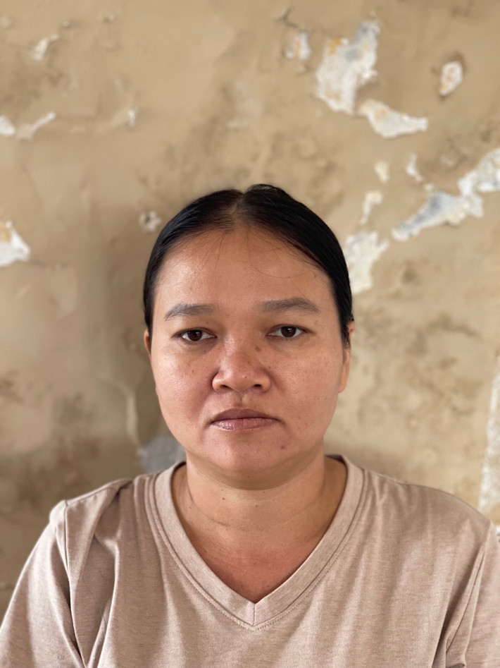 Đồng thời, để được giao cung ứng trước thiết bị, vật tư y tế, tiêu thụ với số lượng lớn, tăng doanh thu lợi nhuận và được tạo điều kiện trong việc hoàn thiện hồ sơ, thanh quyết toán theo giá do Công ty Việt Á đề nghị, Phan Quốc Việt còn thỏa thuận, thống nhất, chi cho cán bộ, lãnh đạo các đơn vị mua hàng với số tiền rất lớn. (Ảnh đối tượng Phan Tôn Noel Thảo).