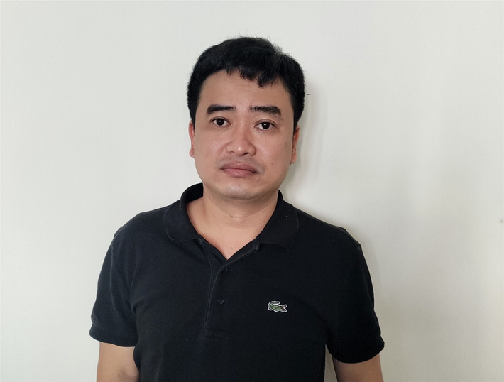 Cơ quan Cảnh sát điều tra Bộ Công an vừa ra quyết định khởi tố vụ án hình sự Vi phạm quy định về đấu thầu gây hậu quả nghiêm trọng xảy ra tại Công ty Việt Á, CDC Hải Dương và các đơn vị, địa phương liên quan. Đồng thời, ra các Quyết định khởi tố bị can đối với 7 đối tượng. Trong đó có ông Phạm Duy Tuyến, Giám đốc CDC Hải Dương và ông Phan Quốc Việt - Chủ tịch HĐQT kiêm Tổng Giám đốc Công ty Việt Á. Ngoài ra các bị can khác bị khởi tố gồm: Vũ Đình Hiệp, Phó Tổng Giám đốc Công ty Việt Á; Hồ Thị Thanh Thảo, Thủ quỹ Công ty Việt Á, Cửa hàng Trường Cửa hàng Âu Lạc; Phan Tôn Noel Thảo, Trợ lý Tài chính Công ty Việt Á; Trần Thị Hồng - nhân viên Kinh doanh Công ty Việt Á; Nguyễn Mạnh Cường, nguyên Kế toán trưởng CDC Hải Dương. (Ảnh đối tượng Phan Quốc Việt)