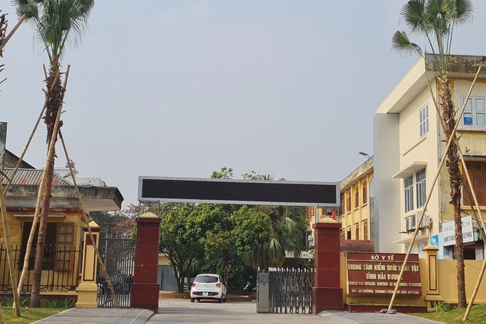 Đây là kết quả bước đầu quá trình đấu tranh chuyên án với đường dây vi phạm pháp luật trong việc sản xuất, kinh doanh Bộ trang thiết bị y tế chẩn đoán in vitro xét nghiệm virus SARS-CoV-2 (gọi tắt là Kit xét nghiệm Covid) xảy ra tại Công ty Cổ phần Công nghệ Việt Á (Công ty Việt Á) và các đơn vị, địa phương có liên quan. (Ảnh trụ sở CDC Hải Dương).