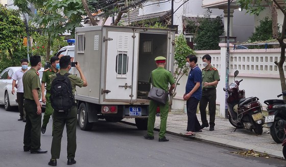Bắt Giám đốc Ban quản lý Dự án Đầu tư và xây dựng TP Hội An: Ngày 11/12, Công an TP Tam Kỳ (Quảng Nam) phối hợp cùng Phòng An ninh mạng và các đơn vị liên quan thực hiện lệnh bắt, khám xét đối với ông Phạm Văn Điểu, Giám đốc Ban quản lý Dự án Đầu tư và xây dựng TP Hội An tại nhà riêng. Ông Phạm Văn Điểu bị bắt tạm giam về hành vi "Thiếu tinh thần trách nhiệm gây hậu quả nghiêm trọng" liên quan đến gói thầu dự án xây dựng Bờ kè sinh thái Cẩm Kim giai đoạn 2 và các dự án khác đầu tư bằng nguồn vốn ngân sách nhà nước. (Ảnh: SGGP)