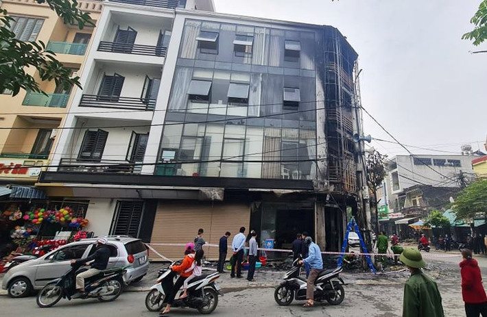 Phòng khám nha khoa bốc cháy, ô tô 5 chỗ bị thiêu rụi: Khoảng hơn 2h sáng 11/12, ngọn lửa bất ngờ bùng phát tại phòng khám nha khoa ở số 71 Đào Duy Từ, phường Ba Đình, TP Thanh Hóa. Vụ cháy không gây thiệt hại về người nhưng nhiều tài sản bị thiêu rụi, trong đó có chiếc ô tô nhãn hiệu Hyundai 5 chỗ ngồi. (Ảnh: GD&TĐ)