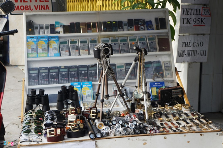 Hàng hóa trên con đường rất đa dạng, nhưng chủ yếu là hàng cũ, lỗi mốt... phục vụ chính cho những người thu nhập thấp.