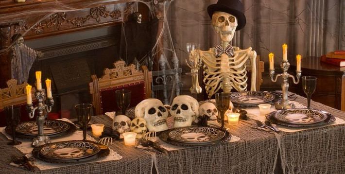 6. Hộp sọ cũng được sử dụng làm đồ vật trang trí trong dịp Halloween, tạo nên không khí ma quái, rùng rợn trong ngày lễ này.