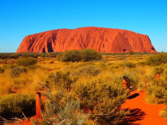 Hàng năm, những người quản lý khu vực Uluru nhận được rất nhiều thư tín có chứa những mẩu đá từ Uluru gửi trả lại theo đường bưu điện và kèm theo đó là thư xin lỗi. Chính vì vậy, mẩu đá từ khối đá Uluru trở thành đồ lưu niệm mang xui xẻo cho người lấy trộm nó.