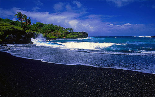 Lấy đá núi lửa hoặc cát đen: Khi đi du lịch ở Hawaii, du khách không nên lấy một hòn đá núi lửa hay một ít cát để làm đồ lưu niệm. Chúng được coi là sẽ mang lại điều xấu.