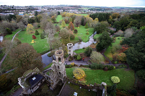 Lấy trộm mẩu đá từ lâu đài Blarney: Lâu đài Blarney ở Ireland vô cùng nổi tiếng. Khi đến đây, nhiều du khách đã hôn lên tảng đá huyền thoại ở lâu đài này vì nó được cho là sẽ mang lại điều may mắn.
