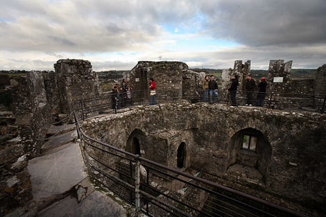 Tuy nhiên, nếu người nào lấy một mẩu đá Blarney về nhà làm món đồ lưu niệm thì sẽ gặp những điều xui xẻo như mất việc, gặp khó khăn về chuyện tiền bạc... Do vậy, không ít người đã phải gửi trả những mẩu đá linh thiêng đó về nơi cũ sau khi gặp phải những điều xui xẻo trong cuộc sống vì trót lấy trộm chúng.