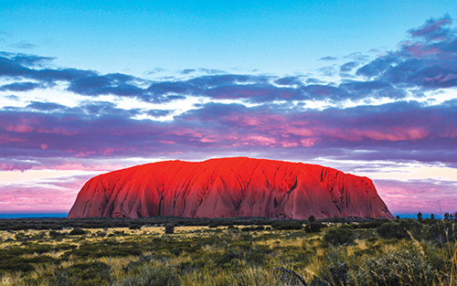 Lấy đá từ khối đá khổng lồ Uluru: Khối đá khổng lồ Uluru nằm ở hoang mạc Australia vô cùng nổi tiếng với hàng triệu du khách ghé thăm mỗi năm. Du khách bị cấm đem một hòn đá từ khối đá Uluru về nhà làm quà lưu niệm. Bất chấp lệnh cấm, một số người lấy đá từ Uluru thường gặp phải những điều không may mắn.
