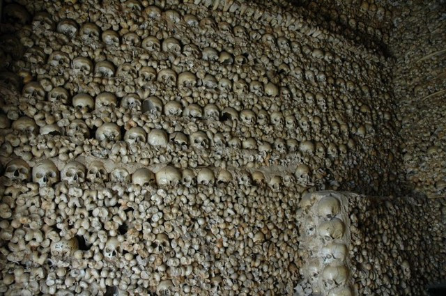 Nhà nguyện bằng xương "Capela dos Ossos" nằm ở Evora, Bồ Đào Nha là một trong những địa điểm rùng rợn gắn liền với sự chết chóc. Đến đây, du khách sẽ rùng mình khi thấy những bức tường, trụ cột được xây từ 5000 bộ xương và hộp sọ của các tu sĩ.