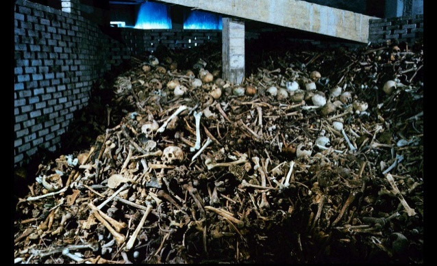 Hầm mộ hài cốt Douaumont nằm ở Pháp là nơi lưu giữ hài cốt của những binh sĩ Pháp và Đức tử trận trong trận chiến đẫm máu Verdun năm 1916. Đây là một trong những trận chiến đẫm máu, cướp đi sinh mạng của khoảng 230.000 binh lính.