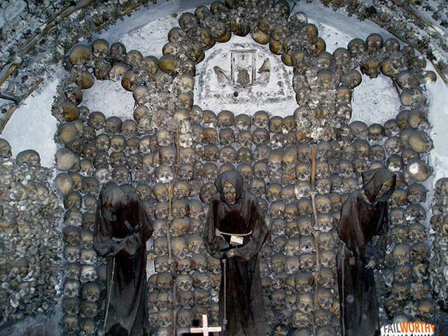 Nhà thờ San Bernardino Alle Ossa nằm ở Milan, Italy khiến những người mạnh mẽ nhất cũng phải rùng mình khi ghé thăm hầm mộ và nhà nguyện trang trí bằng xương người. Theo đó, những hộp sọ được sắp xếp một cách nghệ thuật.