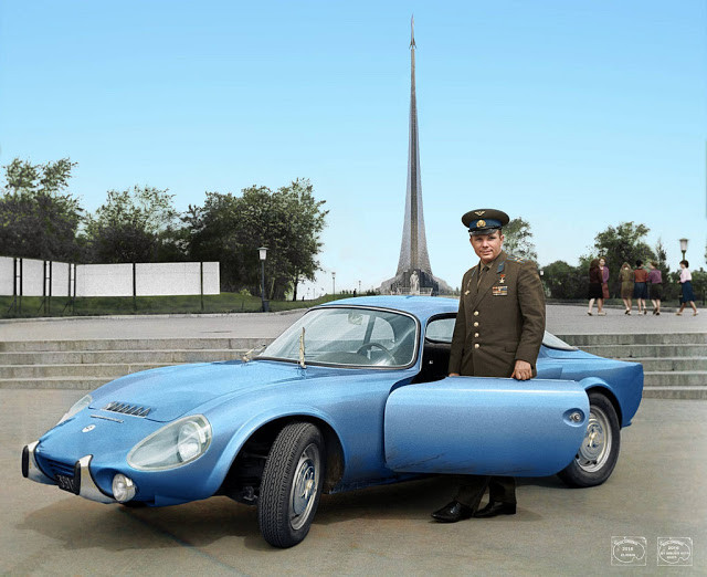 Nhà du hành vũ trụ Yuri Gagarin chụp ảnh bên chiếc xe Matra Bonnet Djet Vs Coupe năm 1965.
