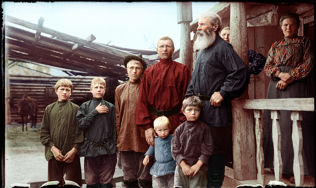 Hình ảnh một gia đình người Nga ở khu vực Ekaterinburg, Siberia cuối thế kỷ 19.