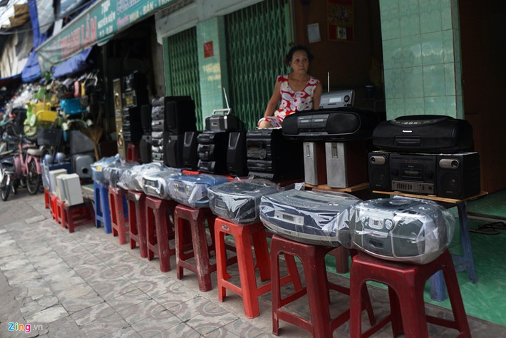 Đa số các gian hàng đều bày bán trên vỉa hè, lề đường để người đi xe máy tiện vào mua.