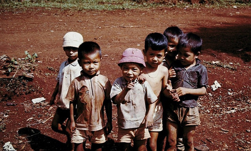 Gương mặt hồn nhiên của trẻ em Việt Nam trong một bức ảnh của cựu binh Mỹ.