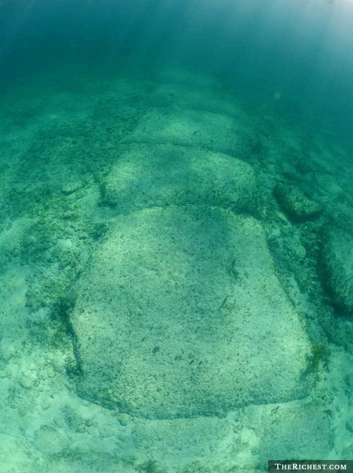 1. Đường Bimini ở Bahamas là một trong những địa điểm ở dưới nước khá bí ẩn và cho đến nay bí ẩn khó giải vẫn chưa được giải mã. Các chuyên gia đã phát hiện nhiều khối chữ nhật nằm song song ở độ sâu 30m, giống như các viên đá lát đường. Một số phiến đá có kích thước gần 4m.