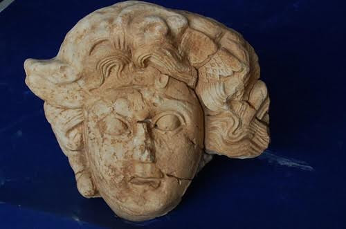 Trong thần thoại Hy Lạp, Thần biển Poseidon đã say đắm vẻ đẹp của Medusa nên hai người đã có quan hệ tình ái ngay tại đền thờ nữ thần Athena. Vì tức giận Medusa làm ô uế đền thờ của mình, nữ thần Athena hóa phép biến mái tóc bồng bềnh của Medusa thành những con rắn ngoe nguẩy vô cùng đáng sợ.