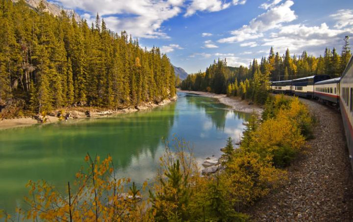 Hành trình bằng tàu hỏa từ Vancouver tới Jasper trở nên vô cùng thú vị. Trải nghiệm tuyến đường này sẽ giúp bạn ngắm nhìn những hồ nước xanh biếc, rừng cây và dãy núi Rocky hùng vĩ.
