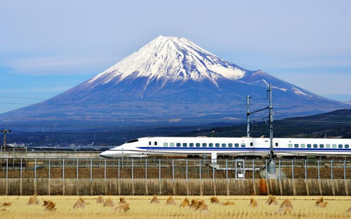 Hành trình 2 giờ 30 phút từ Tokyo đến Osaka, Nhật Bản sẽ đưa bạn đi qua ngọn núi Phú Sĩ kỳ vĩ và cảnh đẹp hai bên đường.