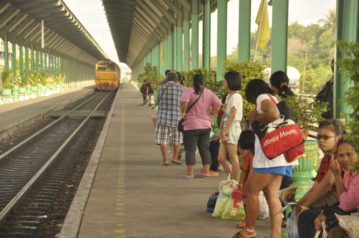 Tuyến đường sắt Aranyaprathet đến Bangkok là chuyến hành trình thú vị ở Thái Lan. Trong chuyến du lịch bằng tàu hỏa này, hành khách có cơ hội ngắm những cảnh đẹp hai bên đường đi.