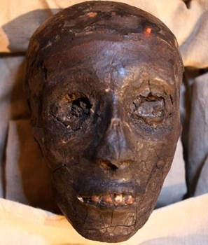 Xác ướp pharaoh Tutankhamun là một trong những xác ướp nổi tiếng nhất thế giới. Theo đó, vào ngày 4/11/1992, nhà khoa học Howard Carter tìm thấy quan tài chứa thi thể của pharaoh Tutankhamun tại Thung lũng các vị vua, Ai Cập. Cái chết của vị hoàng đế lên ngôi từ năm 9 tuổi và qua đời năm 18 - 19 tuổi cho đến nay vẫn là chủ đề gây tranh cãi. Hầm mộ chôn cất pharaoh Tutankhamun được đánh giá là nguyên vẹn nhất so với những ngôi mộ hoàng gia Ai Cập khác từng được phát hiện.
