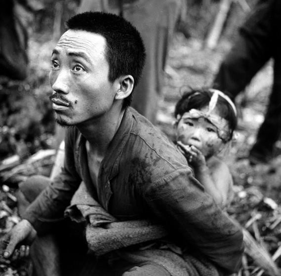 Hình ảnh người cha bảo vệ con gái nhỏ bị thương do cuộc chiến khốc liệt giữa Mỹ và Nhật Bản trên đảo Saipan khiến nhiều người thương cảm.