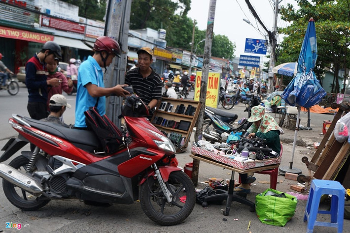 Anh Lương Anh, quận Bình Thạnh cho biết: “mua hàng ở đây thì rẻ lắm, nhưng phải biết cách để mua cái nào còn sài được, chứ 'lơ ngơ' là mua toàn hàng vứt đi”.