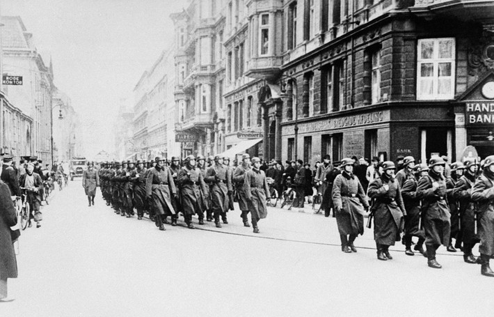 Quân đội phát xít Đức diễu hành ở thủ đô Copenhagen, Đan Mạch ngày 20/4/1940 để mừng sinh nhật trùm phát xít Hitler.