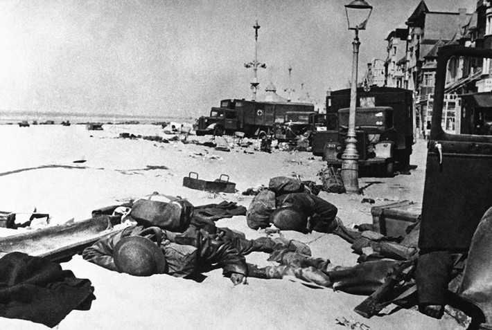Hình ảnh quặn lòng sau khi quân đội Anh rút lui khỏi Flanders, Bỉ ngày 31/7/1940. Thi thể binh sĩ Anh nằm rải rác trên đường cạnh những phương tiện quân sự.