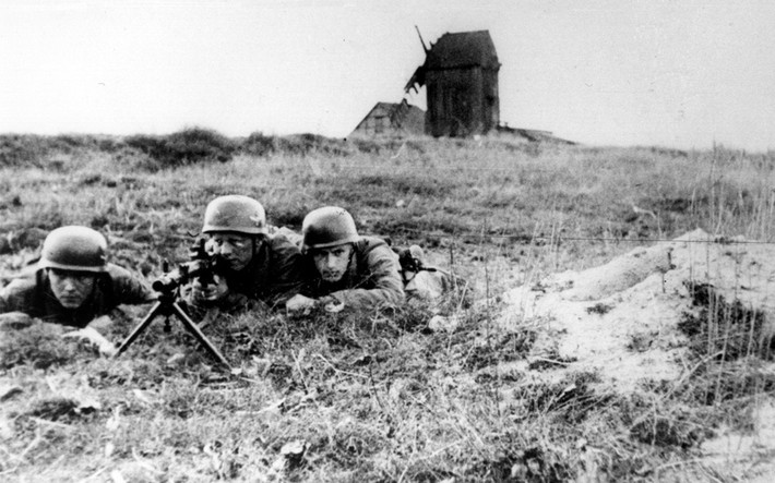 Ba binh sĩ Đức sử dụng súng máy ở Hà Lan ngày 2/6/1940. Bức ảnh này được tìm thấy trong máy ảnh của lính nhảy dù phát xít Đức bị bắt làm tù binh chiến tranh.