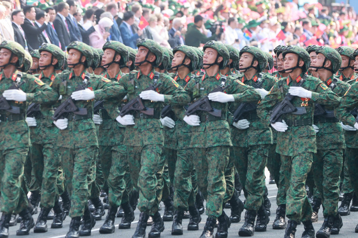 Khối Chiến sĩ Tác chiến điện tử: Được hình thành và phát triển từ các cuộc kháng chiến chống ngoại xâm, bảo vệ Tổ quốc. Trong giai đoạn hiện nay, Tác chiến điện tử được tiến thẳng lên hiện đại, xây dựng lực lượng “tinh, gọn, mạnh”.