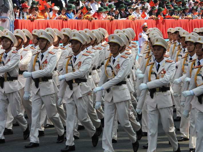 Khối nam Sĩ quan Công an Thành phố Hồ Chí Minh: Phát huy truyền thống “Vì nước quên thân, vì dân phục vụ”, lực lượng Công an Thành phố Hồ Chí Minh luôn gắn bó mật thiết với Nhân dân, dựa vào Nhân dân; đoàn kết, mưu trí, dũng cảm trong đấu tranh phòng, chống các loại tội phạm, vượt qua khó khăn, thử thách, lập nhiều chiến công đặc biệt xuất sắc, vinh dự được Đảng, Nhà nước tặng thưởng nhiều Huân, Huy chương và các danh hiệu cao quý khác.