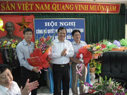 Ngày 21/8/2015, UBND tỉnh Hải Dương đã có quyết định điều động ông Lê Hồng Diên (SN 1981) - Bí thư Huyện ủy Tứ Kỳ (nhiệm kỳ 2010 - 2015) về nhận công tác tại Sở Kế hoạch Đầu tư và bổ nhiệm giữ chức vụ Phó Giám đốc Sở kế hoạch đầu tư. Ngược thời gian, vào tháng 9/2011, vừa tròn tuổi 30, ông Diên được Chủ tịch UBND tỉnh trao quyết định bổ nhiệm chức Phó Giám đốc Sở Kế hoạch và Đầu tư. Đến tháng 10/2013, ông Diên được bầu làm Chủ tịch UBND huyện Tứ Kỳ. 1 năm sau, tháng 10/2014, ông Diên được bổ nhiệm giữ chức Bí thư huyện ủy Tứ Kỳ. Như vậy, sau 4 năm phấn đấu, chẳng hiểu lí do gì ông Lê Hồng Diên lại được điều động quay về vị trí cũ từ năm 2011 là chức Phó giám đốc Sở Kế hoạch Đầu tư tỉnh Hải Dương. Điều đáng chú ý, ông Diên là con rể của Bí thư tỉnh ủy Hải Dương Bùi Thanh Quyến. Như vậy, cả con trai, con rể Bí thư Tỉnh ủy Hải Dương Bùi Thanh Quyến đều giữ các chức vụ quan trọng tại Hải Dương khi tuổi đời còn rất trẻ.