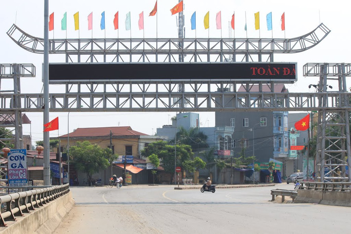 2. 10 người là anh em, họ hàng với lãnh đạo huyện Mỹ Đức làm quan Vào tháng 9/2015, dư luận đặc biệt quan tâm đến thông tin nhiều cán bộ UBND huyện Mỹ Đức (TP Hà Nội) là người nhà của bí thư huyện ủy và lãnh đạo UBND huyện này. Cụ thể, nhiều cán bộ công tác tại các vị trí quan trọng của UBND huyện có liên quan trực tiếp tới Bí thư Huyện ủy Mỹ Đức Lê Văn Sang (tái đắc cử nhiệm kỳ 2015-2020) như bà Lê Thị Vĩnh, Trưởng Phòng Tài chính - Kế hoạch, là cô ông Sang; bà Đỗ Thị Lê Hương, Phó chánh Văn phòng Huyện ủy, là con thông gia với ông Sang; ông Lê Văn Nhiệm, phó ban quản lý dự án, là em họ ông Sang; bà Lê Hải Hồng, Phó Phòng Kinh tế, là chị họ ông Sang; ông Lê Văn Sức, Trưởng Phòng Dân tộc học, gọi ông Sang bằng chú; bà Nguyễn Thị Hòa, Phó Ban Dân số và Kế hoạch hóa gia đình, là em bên họ vợ ông Sang; Nguyễn Thị Duyên, kế toán Phòng Quản lý đô thị, con dâu ông Sang... Còn ông Nguyễn Văn Hậu, Phó Chủ tịch huyện Mỹ Đức, có 2 con trai là Nguyễn Văn Hùng, Phòng Tài chính - Kế hoạch và Nguyễn Văn Hưng, Phòng Nội vụ của huyện.