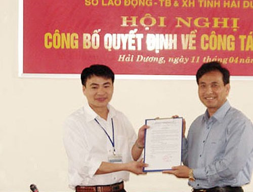 Cụ thể, vào tháng 10/2013, ông Bùi Thanh Tùng (SN 1980), được bổ nhiệm giữ chức vụ Phó Giám đốc Sở Lao động – Thương binh và Xã hội tỉnh Hải Dương. Được biết, ông Tùng là con trai của Bí thư Tỉnh ủy Bùi Thanh Quyến. Ông Tùng là Thạc sỹ Quản trị kinh doanh, Cử nhân lý luận chính trị. Trước đây, ông Tùng đã từng giữ chức vụ Trưởng phòng Việc làm An toàn lao động Sở Lao động – Thương binh và Xã hội tỉnh Hải Dương.