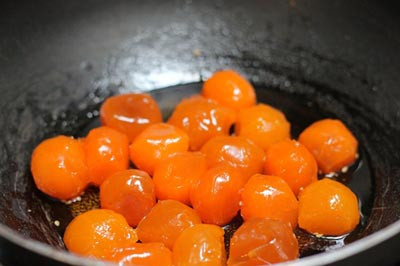 Trứng muối được sơ chế trước khi cho vào bánh.