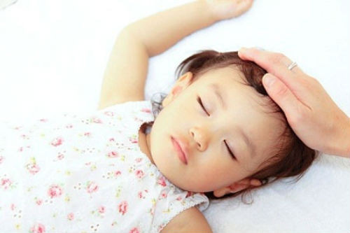 Sau khi ngủ dậy, hoặc ngay cả khi bé nằm ở phòng máy lạnh cũng đổ mồ hôi đầu, lưng, ngực - đó là dấu hiệu rõ ràng nhất của trẻ thiếu canxi. Bé đổ mồ hôi (hoặc mồ hôi trộm) thường xuyên, cả khi chơi đùa, ngồi yên hay đang nằm ngủ.
