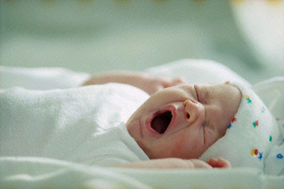 Trẻ sơ sinh bị những cơn co giật hoặc tay chân co cứng lại cũng là biểu hiện rõ ràng của cơ thể bị thiếu chất Canxi.