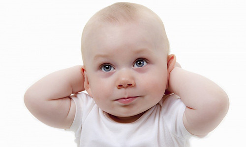 Bé bị rụng tóc thành hình vành khăn phía sau đầu - nơi tiếp xúc với gối nhiều nhất. Mẹ cũng phân biệt giữa rụng tóc máu và rụng tóc vành khăn: tóc máu khi rụng thì rụng đều, còn rụng tóc vành khăn thì chỉ một vành ngang đầu phía sau bé. Tóc sẽ dính lại trên gối.