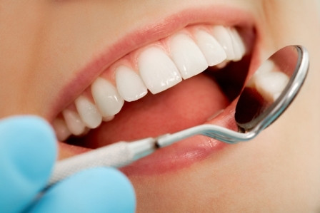 Lợi chị em trở nên mềm hơn và dễ bị tổn thương trong lúc mang thai. Bà bầu nên đến nha sĩ khám trong thai kỳ, tuy nhiên không được chụp X-quang hoặc gây mê. Bảo vệ răng không cẩn thận giai đoạn này, bạn có thể chịu những khó chịu sau khi kết thúc thai kỳ, như chứng ê buốt răng.